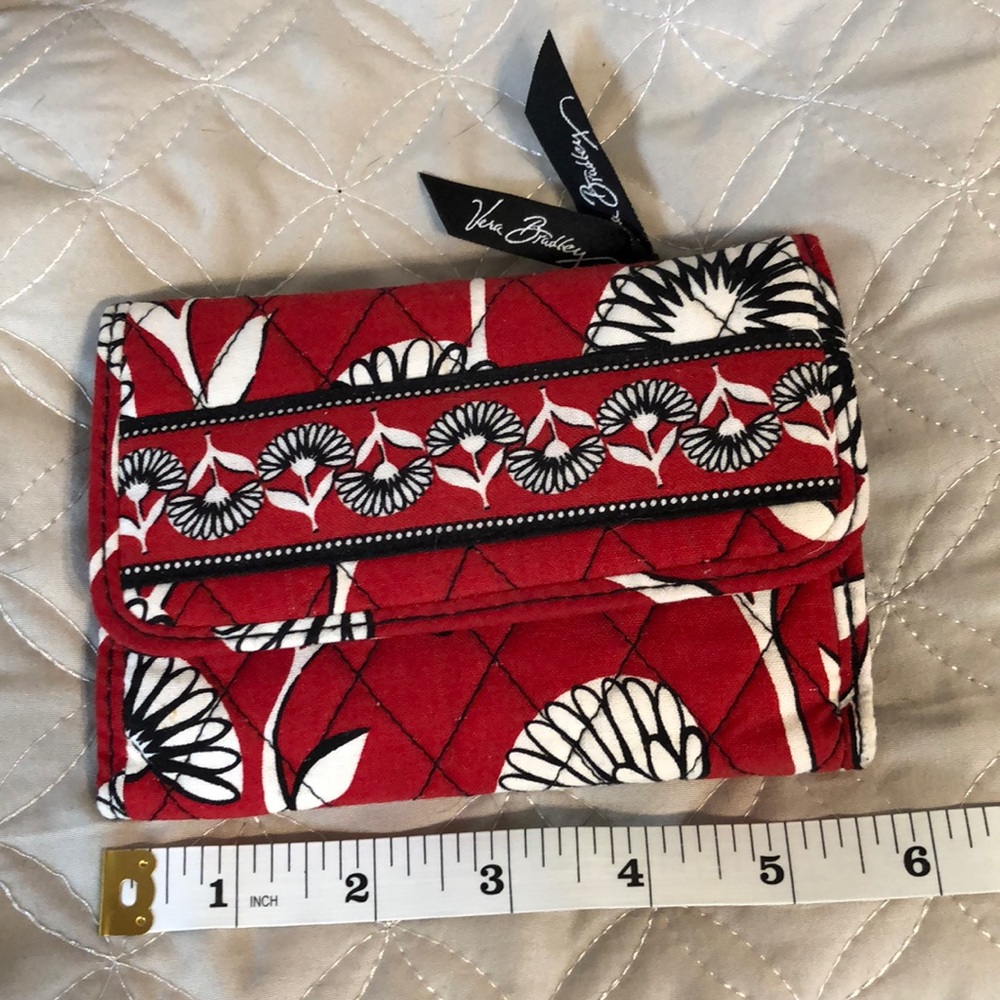 🌷Vera Bradley Euro Wallet in Daisy pattern
